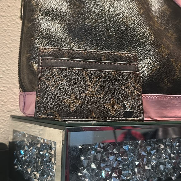 Louis Vuitton leather mini pouch with Gold raised LV - Picture 4 of 4